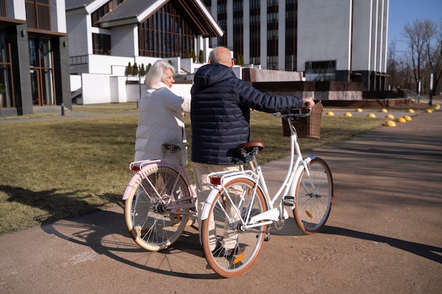 Starsi Ludzie Z Pełnymi Rowerami