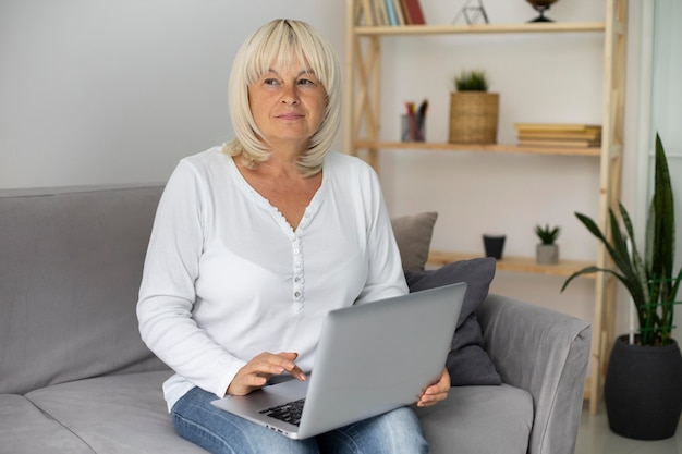Bezpłatne zdjęcie starsza kobieta bierze lekcję online na swoim laptopie w domu