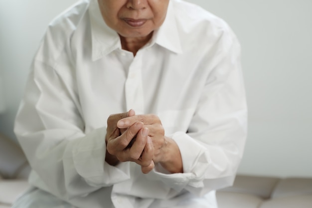 Starsza kobieta cierpi na ból spowodowany reumatoidalnym zapaleniem stawów