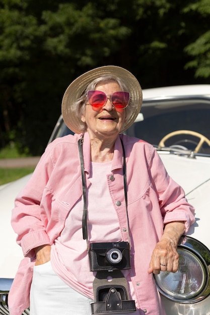 Bezpłatne zdjęcie starsza kobieta podróżuje samotnie i dobrze się bawi