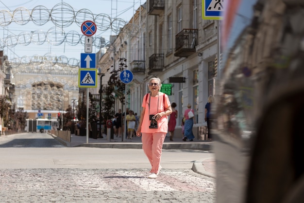 Starsza kobieta podróżuje samotnie latem