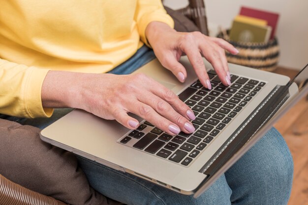 Starsza kobieta pracuje na jej laptopu zakończeniu