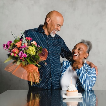 Starsza kobieta świętuje urodziny z mężem
