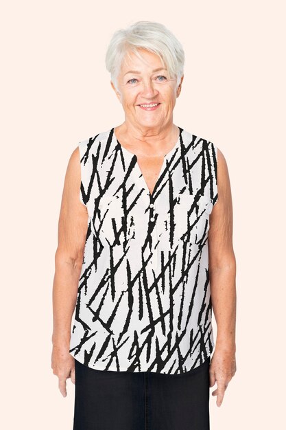 Starsza kobieta w czarno-białym abstrakcyjnym wzorze bluzki portret studyjny