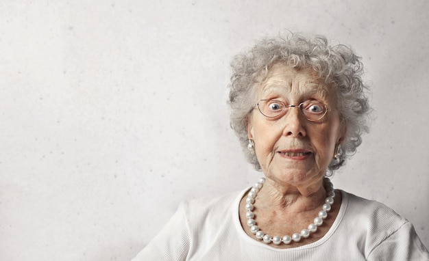 Bezpłatne zdjęcie starsza kobieta ze zdziwionym wyrazem twarzy