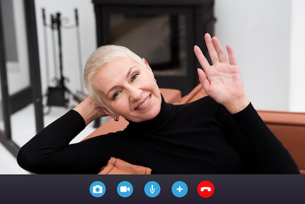 Bezpłatne zdjęcie starsza osoba korzystająca z funkcji rozmowy wideo na swoim urządzeniu