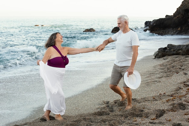 Starsza para kochająca spędzająca razem czas na plaży?