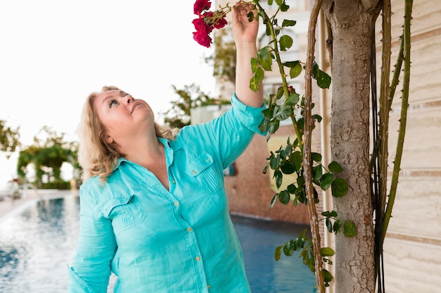 Starsza turystka kobieta korzystających z róż podczas podróży