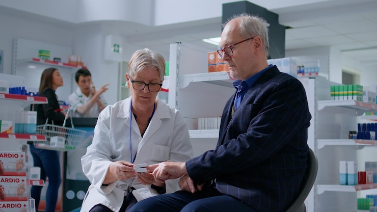 Bezpłatny plik Zdjęcie starszy farmaceuta używający tlenomierza pulsu