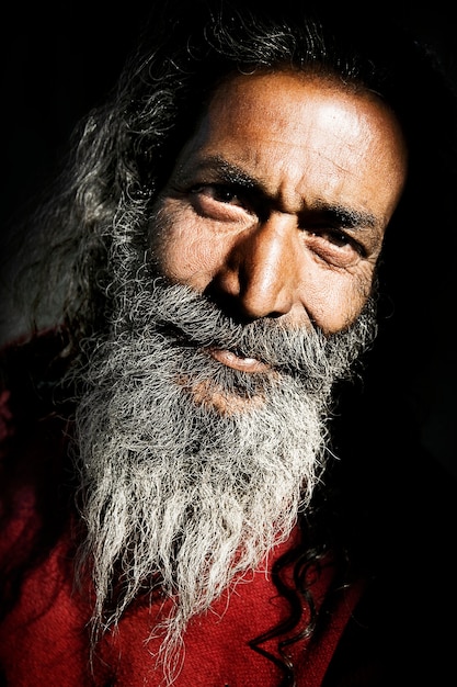 Starszy Indiański Mężczyzna Patrzeje Kamerę. Premium Zdjęcia