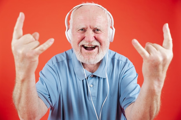 Bezpłatne zdjęcie starszy kąt cieszący się muzyką