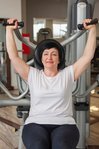Starszy kobieta na trening siłowni