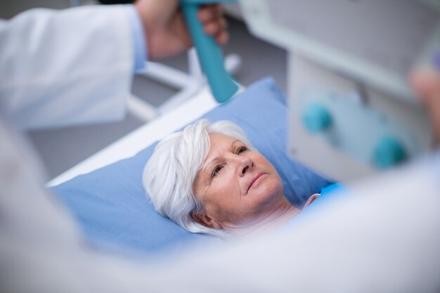 Starszy kobieta przechodzi badanie rentgenowskie