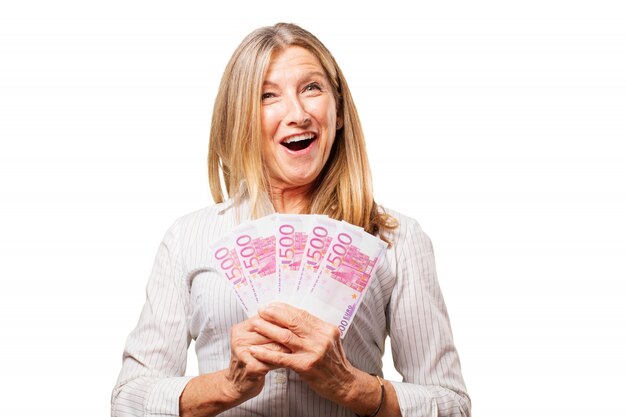 Starszy kobieta uśmiecha się z bonów w ręku