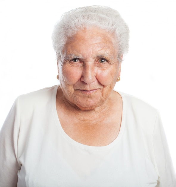 Bezpłatne zdjęcie starszy kobieta uśmiecha