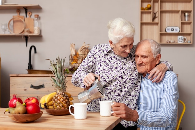 Starszy mężczyzna i kobieta o kawę