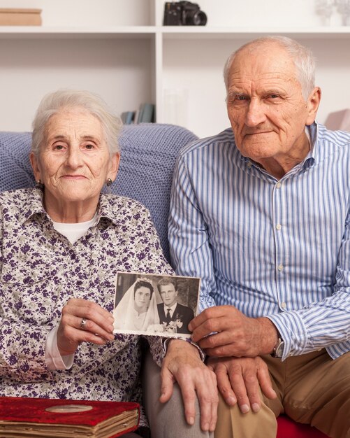 Starszy mężczyzna i kobieta trzyma zdjęcie ślubne