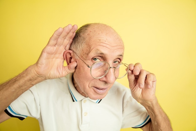 Bezpłatne zdjęcie starszy mężczyzna słucha tajemnic