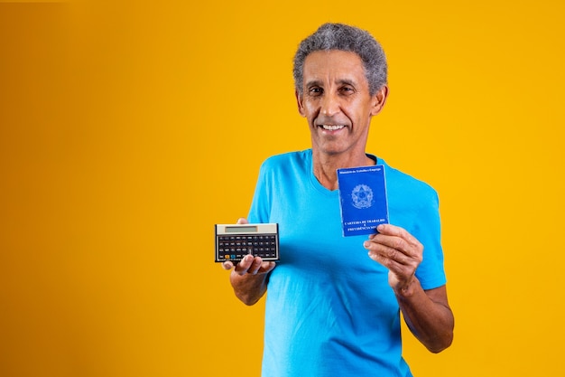 Starszy mężczyzna trzymający brazylijską kartę pracy i kalkulator