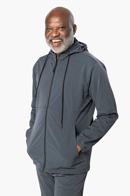 Starszy mężczyzna w ciemnoszarym dresie moda sportowa portret