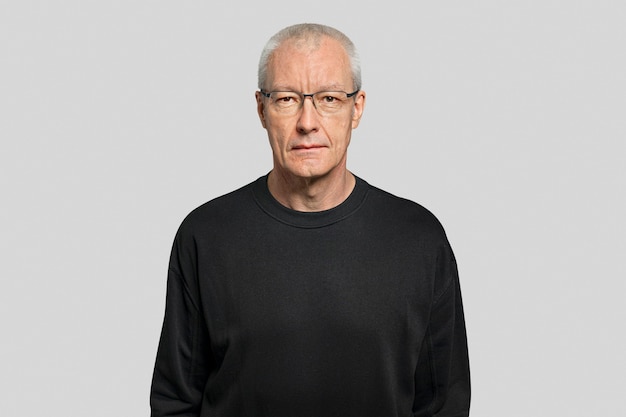 Starszy mężczyzna w czarnej koszulce portret