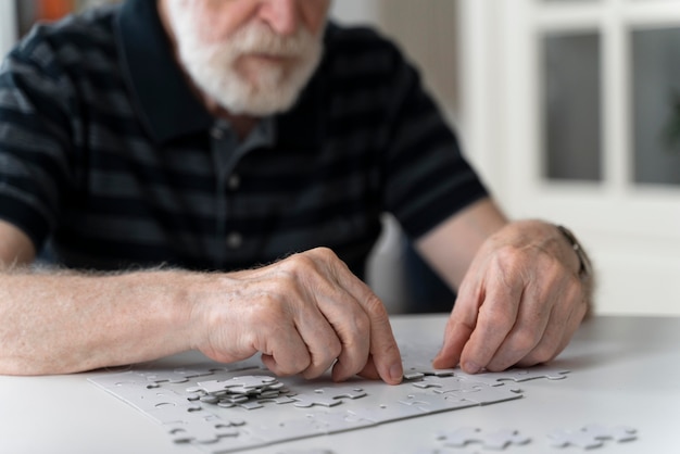 Bezpłatne zdjęcie starszy mężczyzna w obliczu choroby alzheimera
