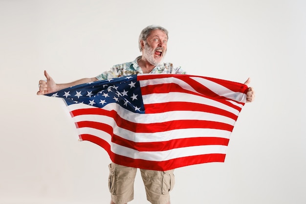 Starszy mężczyzna z flagą Stanów Zjednoczonych Ameryki