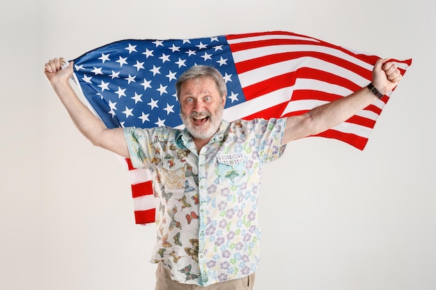 Bezpłatne zdjęcie starszy mężczyzna z flagą stanów zjednoczonych ameryki