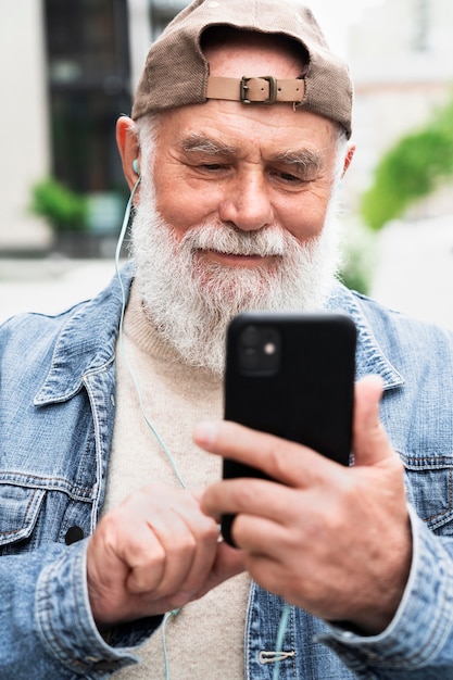 Starszy Mężczyzna Ze Smartfonem Na Zewnątrz W Mieście