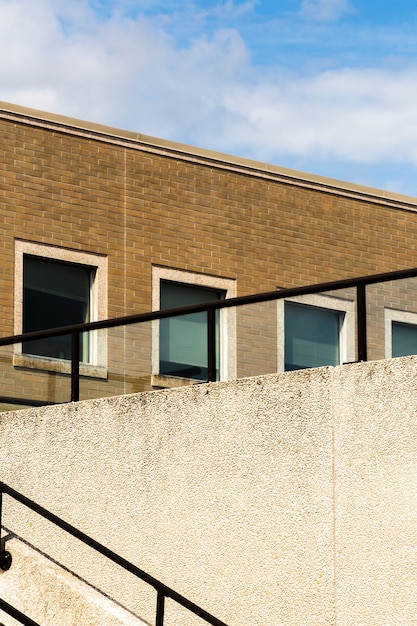 Stary budynek z oknami i balustradą