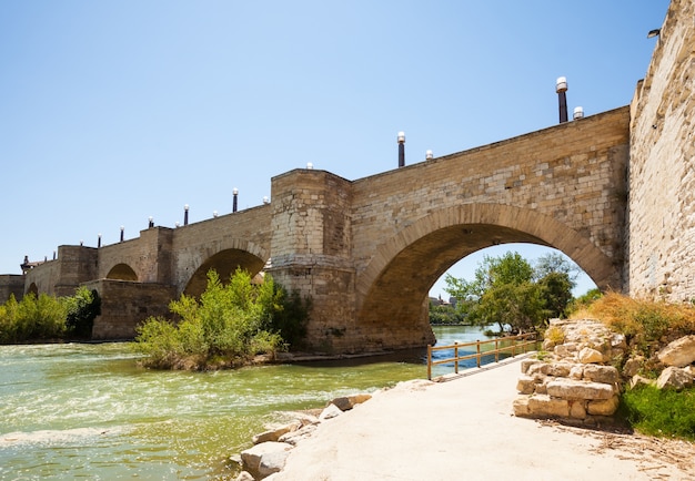 Bezpłatne zdjęcie stary kamienny most nad ebro