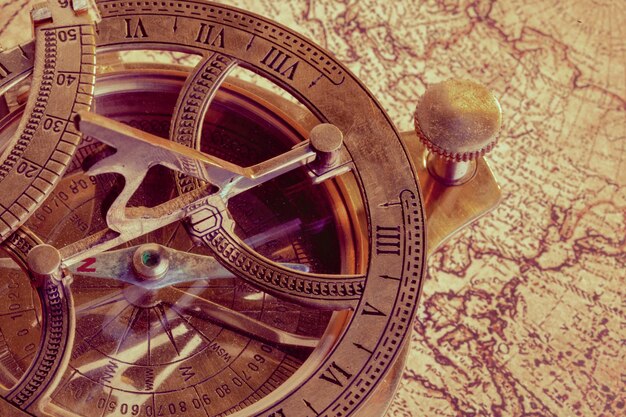Stary kompas na starożytnej mapie