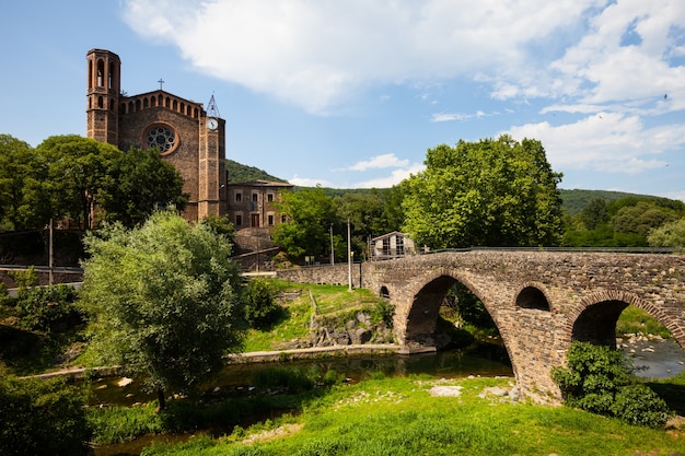 Bezpłatne zdjęcie stary kościół i średniowieczny most