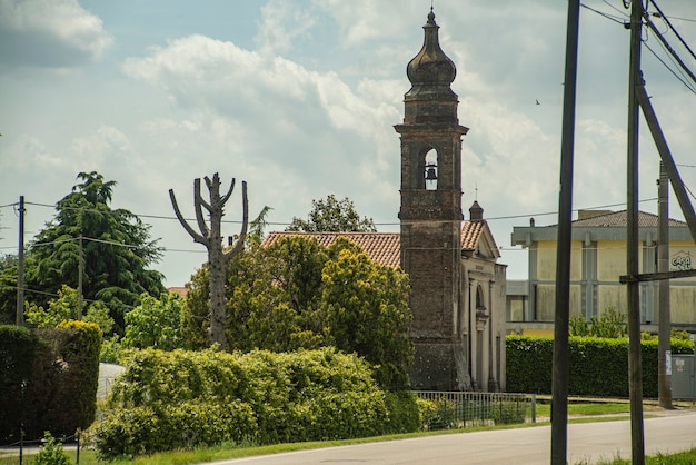 Stary kościół w małym miasteczku we włoszech