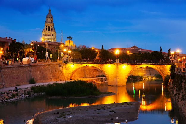 Stary most nad Segura rzeką w wieczór. Murcia