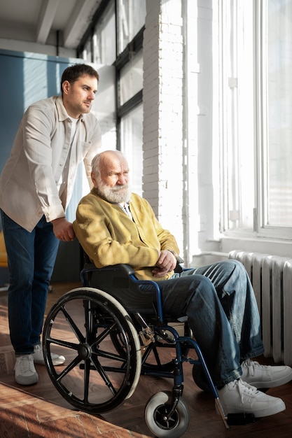 Bezpłatne zdjęcie stary pacjent cierpiący na parkinson