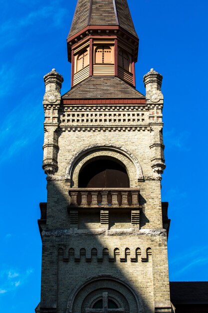 Stary symbol religijny wieża