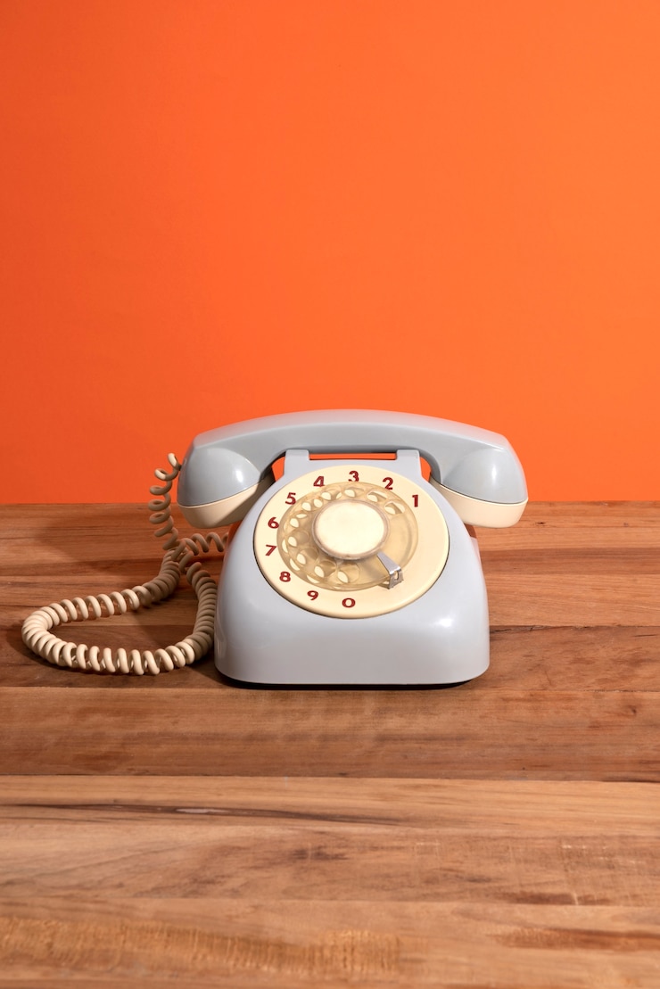 Bezpłatny plik Zdjęcie stary telefon na drewnianym stole