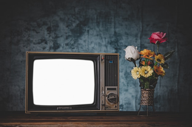 Stary telewizor retro Martwa natura z wazonami z kwiatami