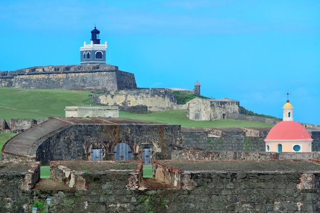 Stary widok na ocean San Juan z budynkami?