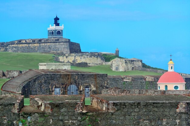 Stary widok na ocean San Juan z budynkami?