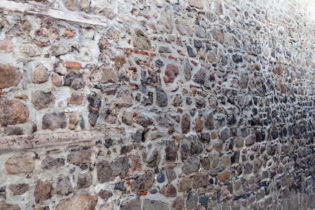 Stary zabytkowy kamienny mur w perspektywie