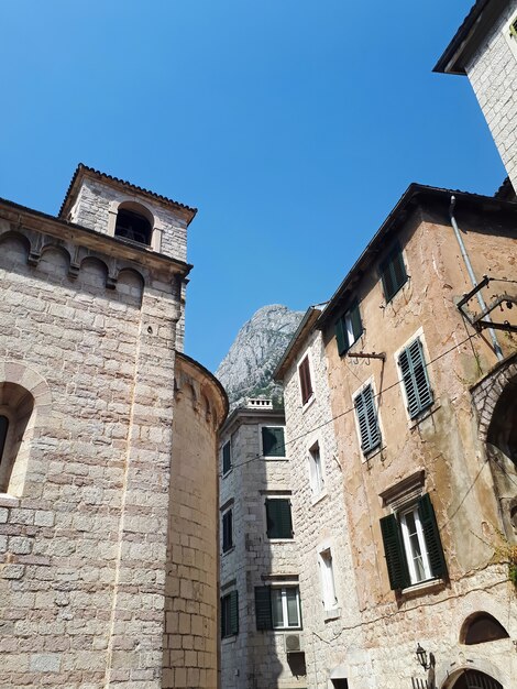 Starzy kamienni budynki w Kotor, Montenegro