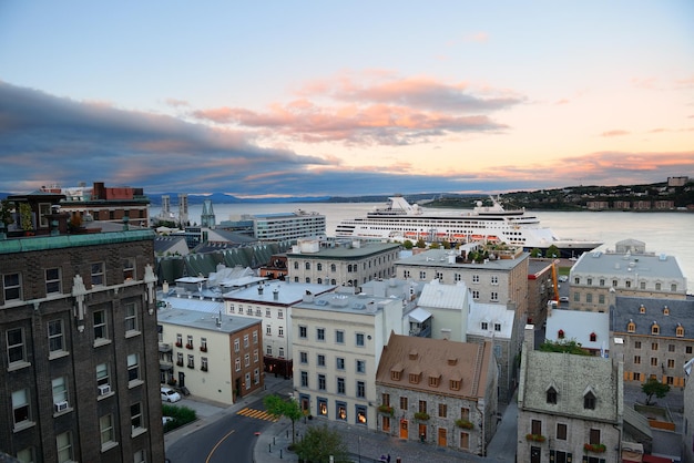 Statek wycieczkowy i dolne stare budynki miasta o zachodzie słońca w Quebec City.