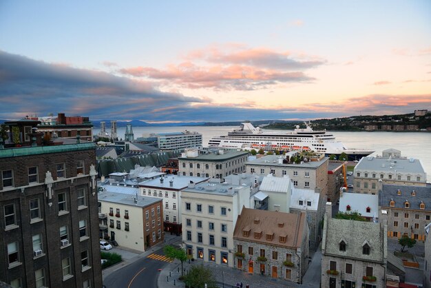 Statek wycieczkowy i dolne stare budynki miasta o zachodzie słońca w Quebec City.