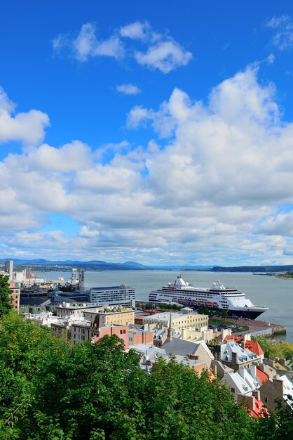 Statek wycieczkowy i dolne stare budynki miasta z błękitnym niebem w Quebec City.