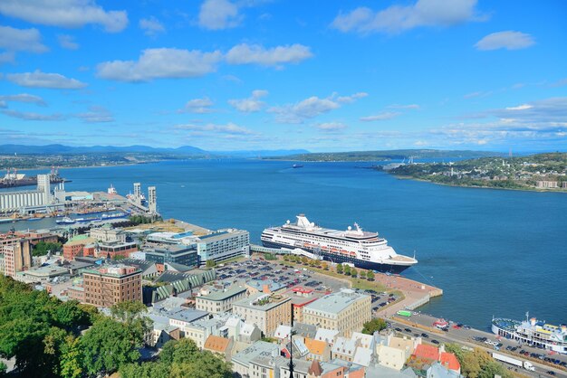 Statek wycieczkowy i dolne stare budynki miasta z błękitnym niebem w Quebec City.