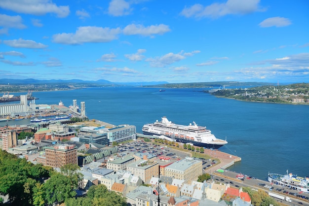 Statek wycieczkowy i dolne stare budynki miasta z błękitnym niebem w Quebec City.