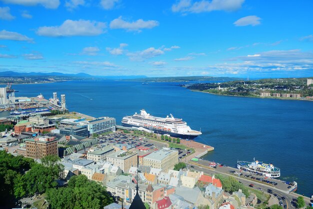 Statek wycieczkowy i dolne stare budynki miasta z błękitnym niebem w Quebec City.