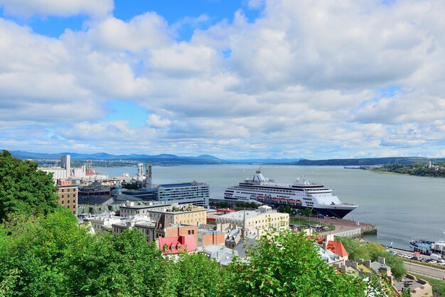 Statek wycieczkowy i stare budynki w dolnym mieście z błękitnym niebem w Quebec City.